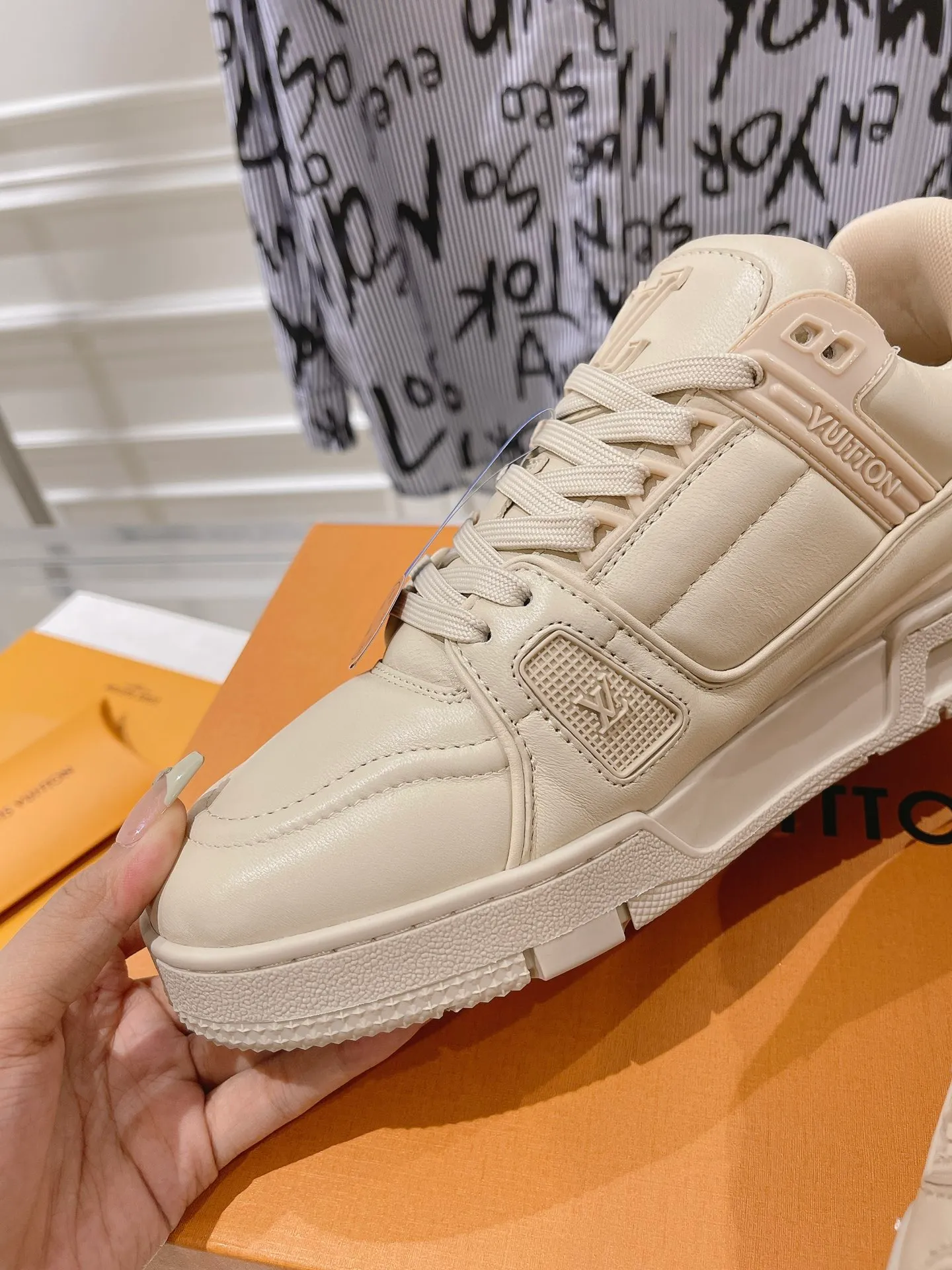 👟👟Ex-factory price 840👟👟 Top version #couple style 2024 hot LV 𝘁𝗿𝗮𝗶𝗻𝗲𝗿 series of the latest couple style sneakers, the quality has been upgraded again, the details are awesome, it just doesn’t look too good! The model was sold out immediately within ten minutes of the official website going on sale. TPU outsole, mold fee is 2w+. The texture is comparable to the original version. The feet are made of polymeter micro-material and breathable British mesh. The details are the same as the original version. Please pay attention to distinguish the currency materials on the market. Size: Female 35-39, Male 39-45M